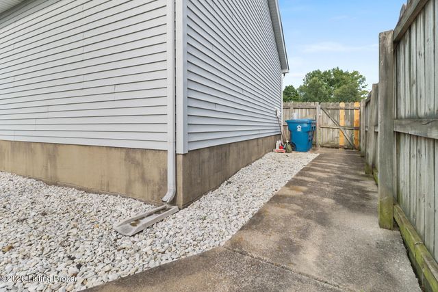 10002 Lancewood Rd, Louisville, KY 40229