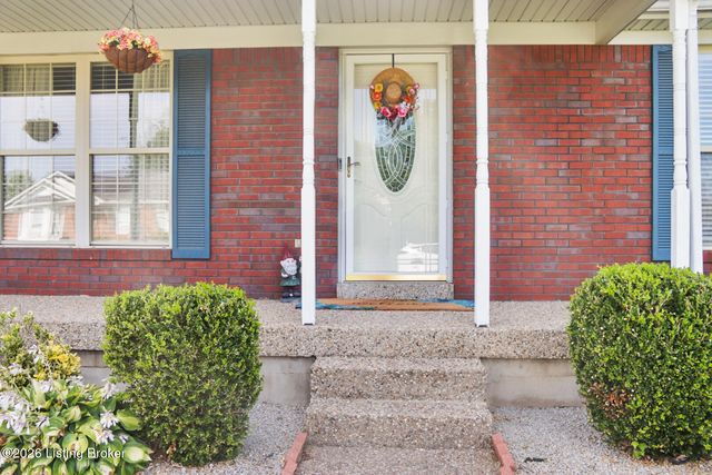 10002 Lancewood Rd, Louisville, KY 40229