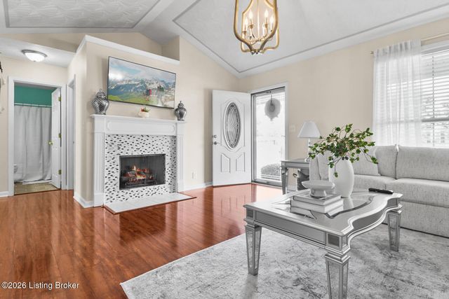 10002 Lancewood Rd, Louisville, KY 40229