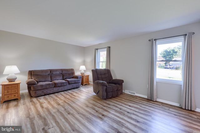 230 MEADOWLARK DR, Ephrata, PA 17522