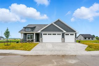 933 Long Dr, Solon, IA 52333