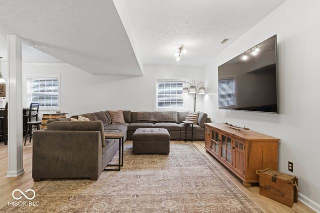 1338 Woodpond N Roundabout, Carmel, IN 46033