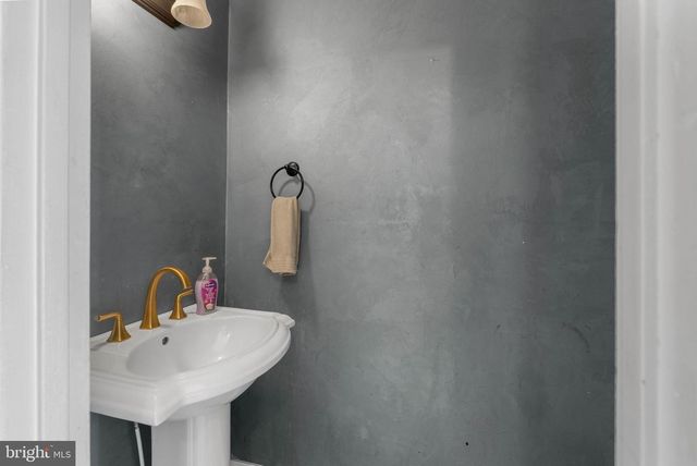 150 CONTINENTAL DR, Phoenixville, PA 19460