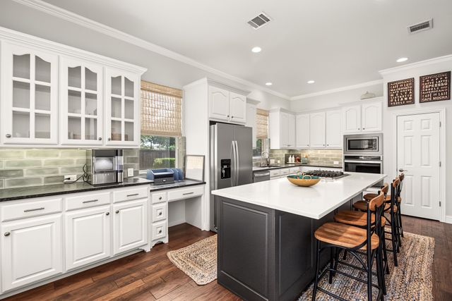 8541 Thorne Drive, Lantana, TX 76226