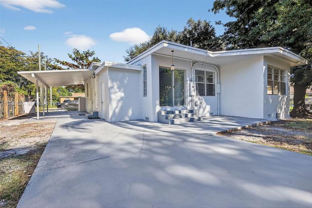 870 NE 144th St, North Miami, FL 33161