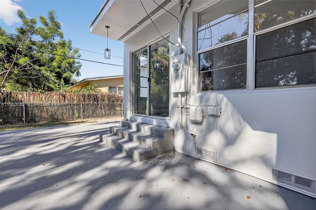 870 NE 144th St, North Miami, FL 33161