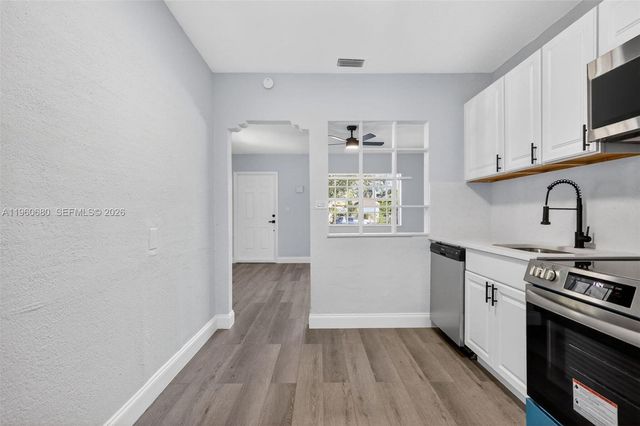 870 NE 144th St, North Miami, FL 33161