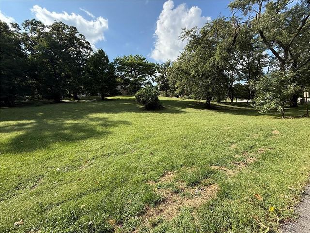 1021 NE Vivion Road, Kansas City, MO 64118