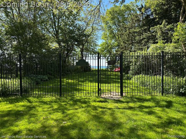 910 Edgemont Park, Grosse Pointe, MI 48230
