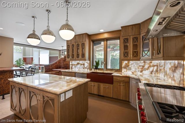 910 Edgemont Park, Grosse Pointe, MI 48230