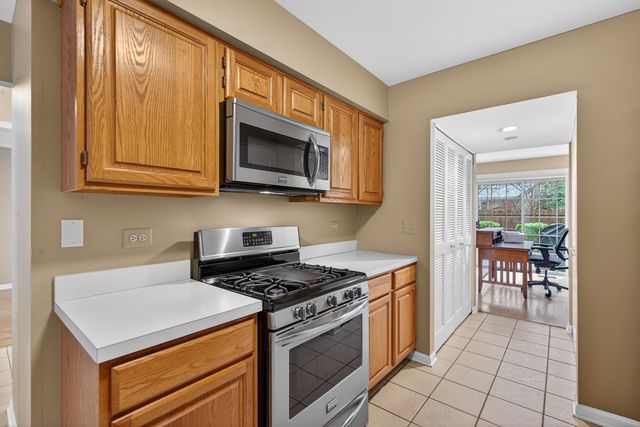 330 Stillwater Court 330, Wauconda, IL 60084