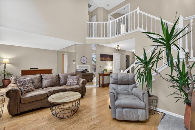 330 Stillwater Court 330, Wauconda, IL 60084