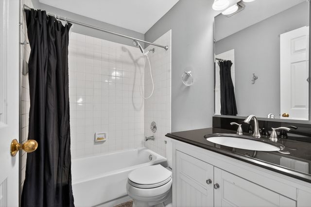 330 Stillwater Court 330, Wauconda, IL 60084