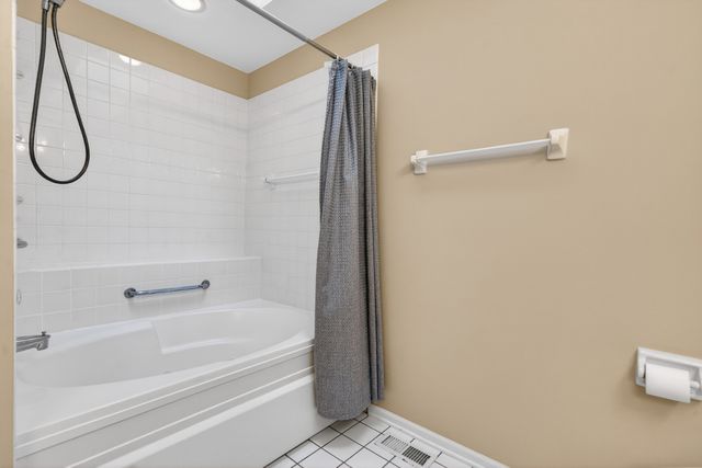 330 Stillwater Court 330, Wauconda, IL 60084