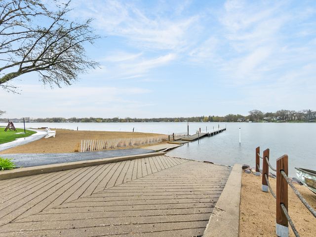 330 Stillwater Court 330, Wauconda, IL 60084