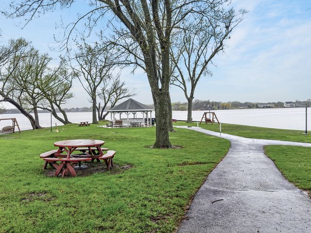 330 Stillwater Court 330, Wauconda, IL 60084