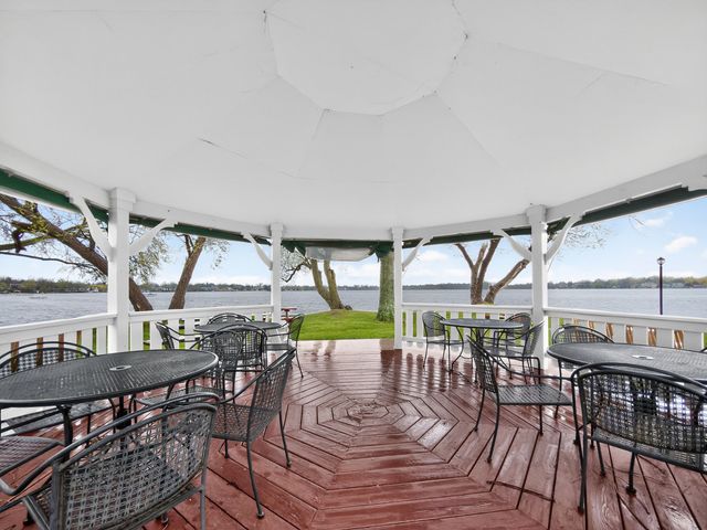 330 Stillwater Court 330, Wauconda, IL 60084