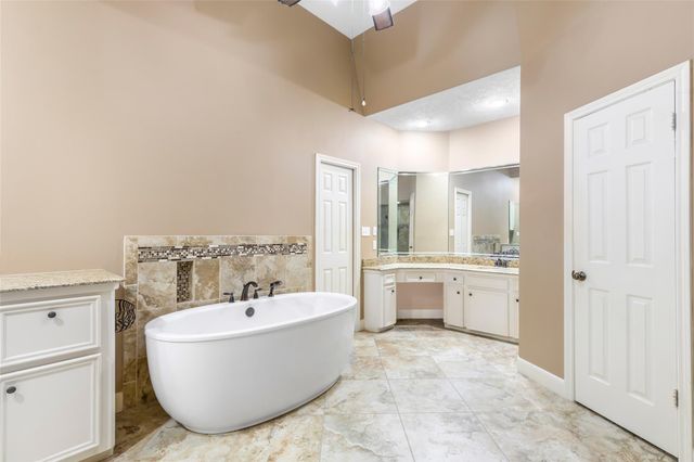 26 Royal Dalton Circle, Conroe, TX 77304