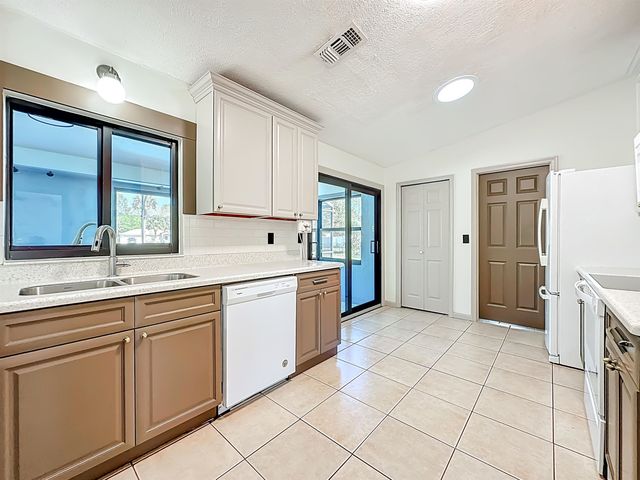 11 Pittwick LN, Palm Coast, FL 32164