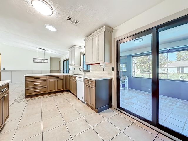 11 Pittwick LN, Palm Coast, FL 32164