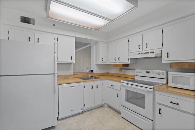 4550 NW 18th Avenue 301, Deerfield Beach, FL 33064