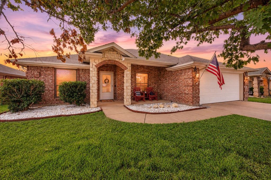 725 Big Willow Drive, Saginaw, TX 76179 — exterior