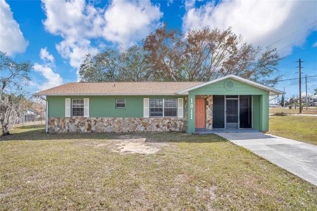 Image 1 of property listing at 1011 LUCERNE DRIVE, Sebring, FL 33870