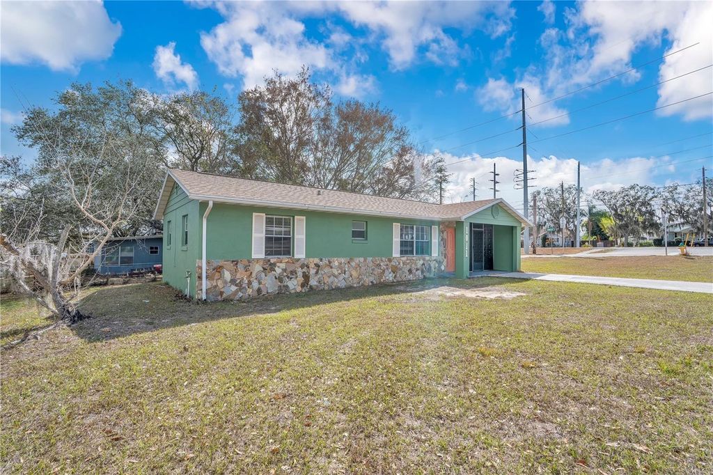 Image 2 of property listing at 1011 LUCERNE DRIVE, Sebring, FL 33870