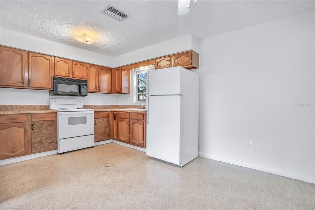 Image 11 of property listing at 1011 LUCERNE DRIVE, Sebring, FL 33870