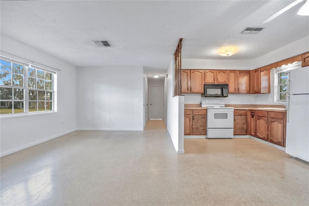 Image 12 of property listing at 1011 LUCERNE DRIVE, Sebring, FL 33870