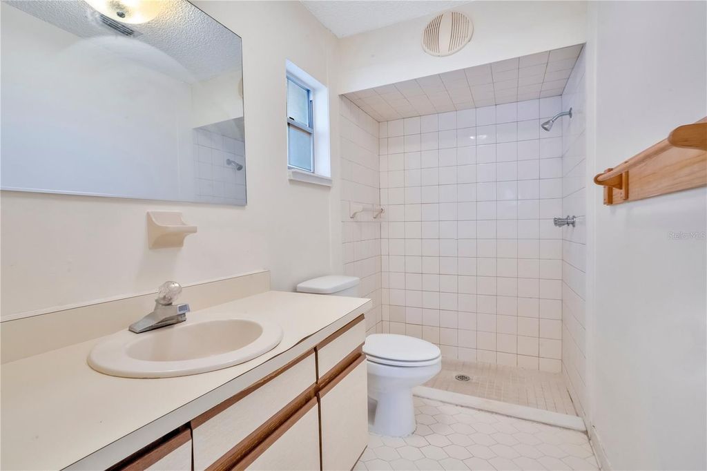 Image 14 of property listing at 1011 LUCERNE DRIVE, Sebring, FL 33870