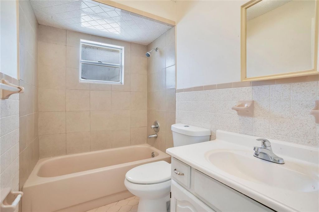 Image 16 of property listing at 1011 LUCERNE DRIVE, Sebring, FL 33870