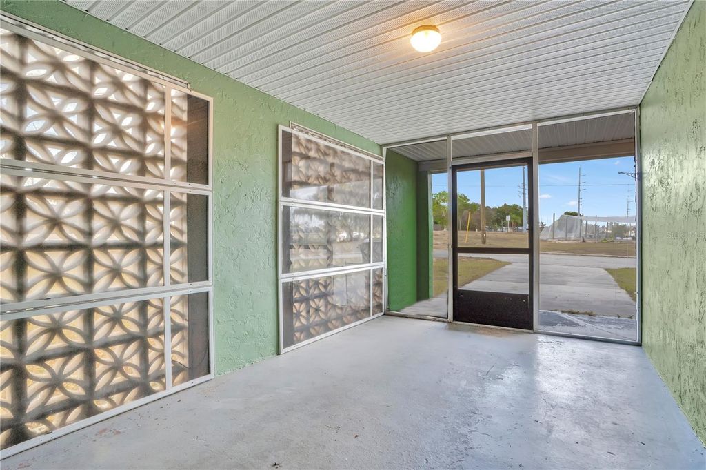 Image 18 of property listing at 1011 LUCERNE DRIVE, Sebring, FL 33870