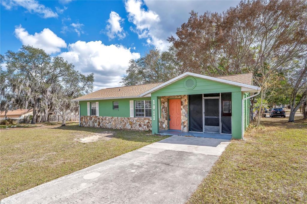 Image 3 of property listing at 1011 LUCERNE DRIVE, Sebring, FL 33870