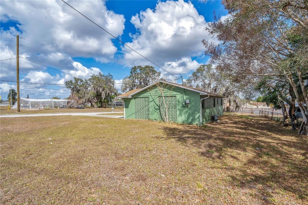Image 21 of property listing at 1011 LUCERNE DRIVE, Sebring, FL 33870