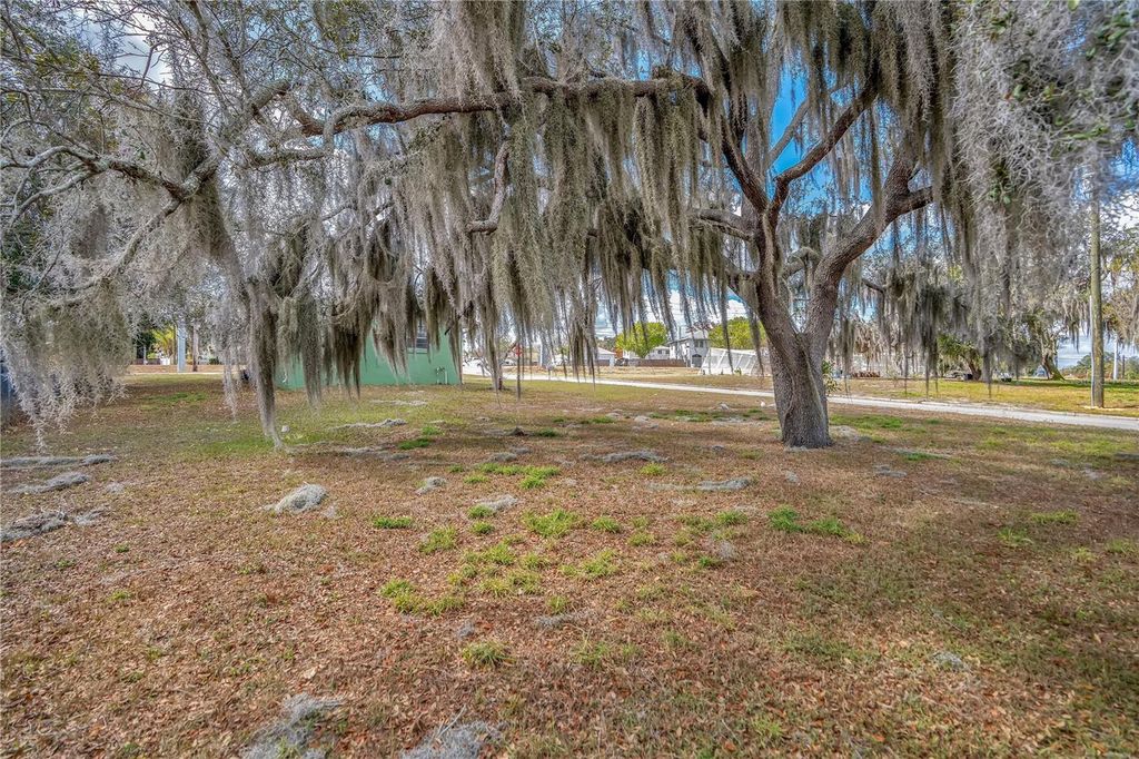 Image 23 of property listing at 1011 LUCERNE DRIVE, Sebring, FL 33870