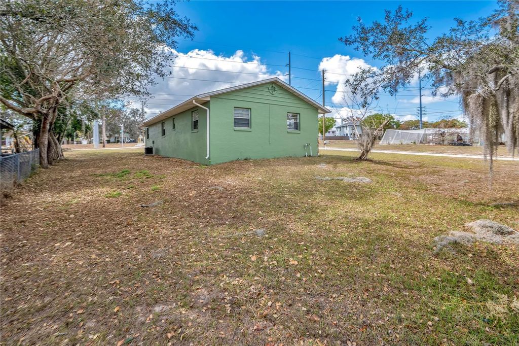 Image 24 of property listing at 1011 LUCERNE DRIVE, Sebring, FL 33870