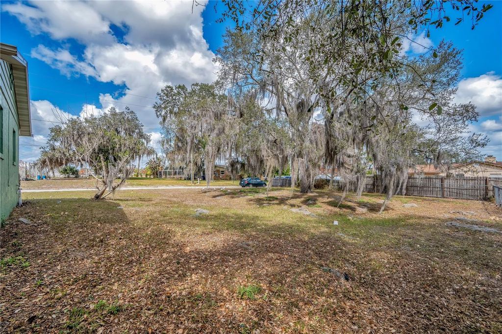 Image 25 of property listing at 1011 LUCERNE DRIVE, Sebring, FL 33870