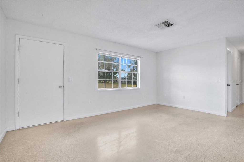 Image 4 of property listing at 1011 LUCERNE DRIVE, Sebring, FL 33870