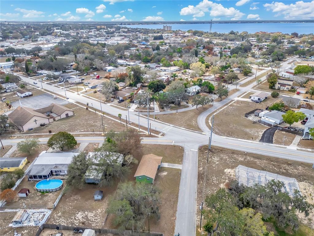 Image 32 of property listing at 1011 LUCERNE DRIVE, Sebring, FL 33870