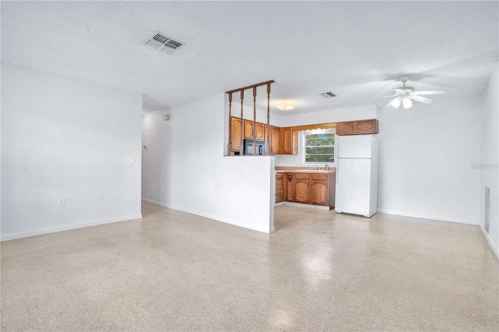 Image 5 of property listing at 1011 LUCERNE DRIVE, Sebring, FL 33870