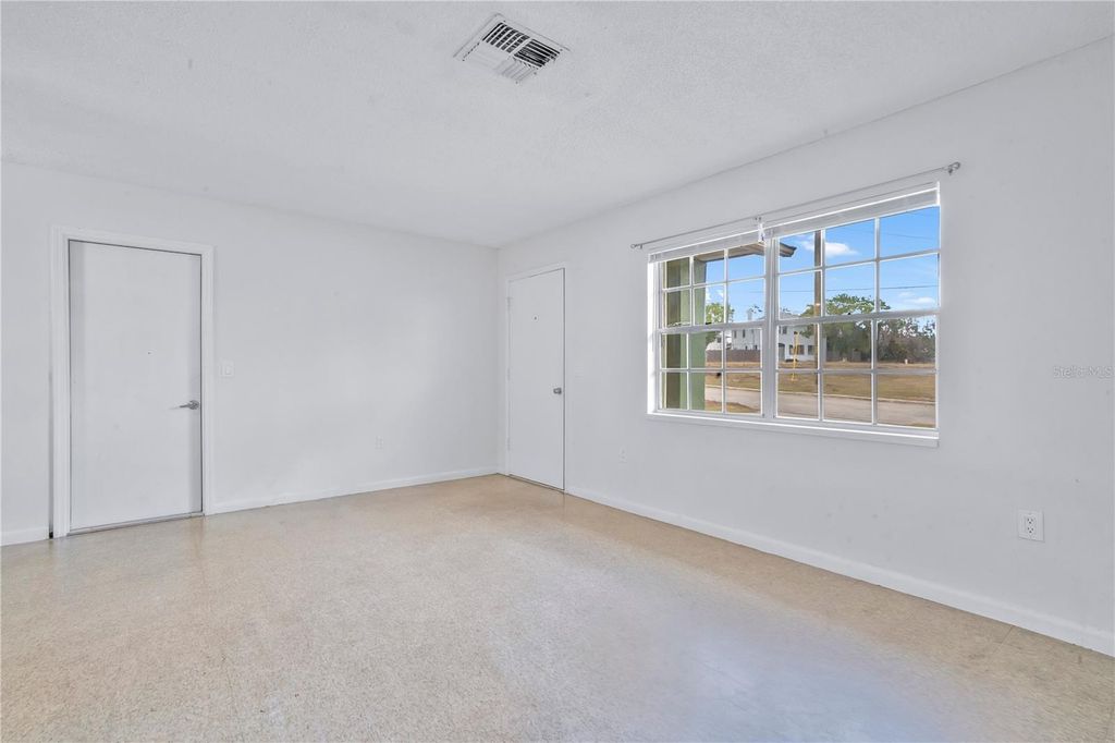 Image 7 of property listing at 1011 LUCERNE DRIVE, Sebring, FL 33870