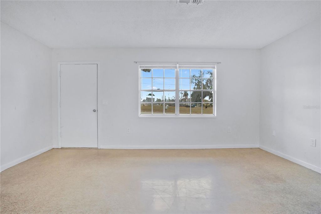 Image 8 of property listing at 1011 LUCERNE DRIVE, Sebring, FL 33870