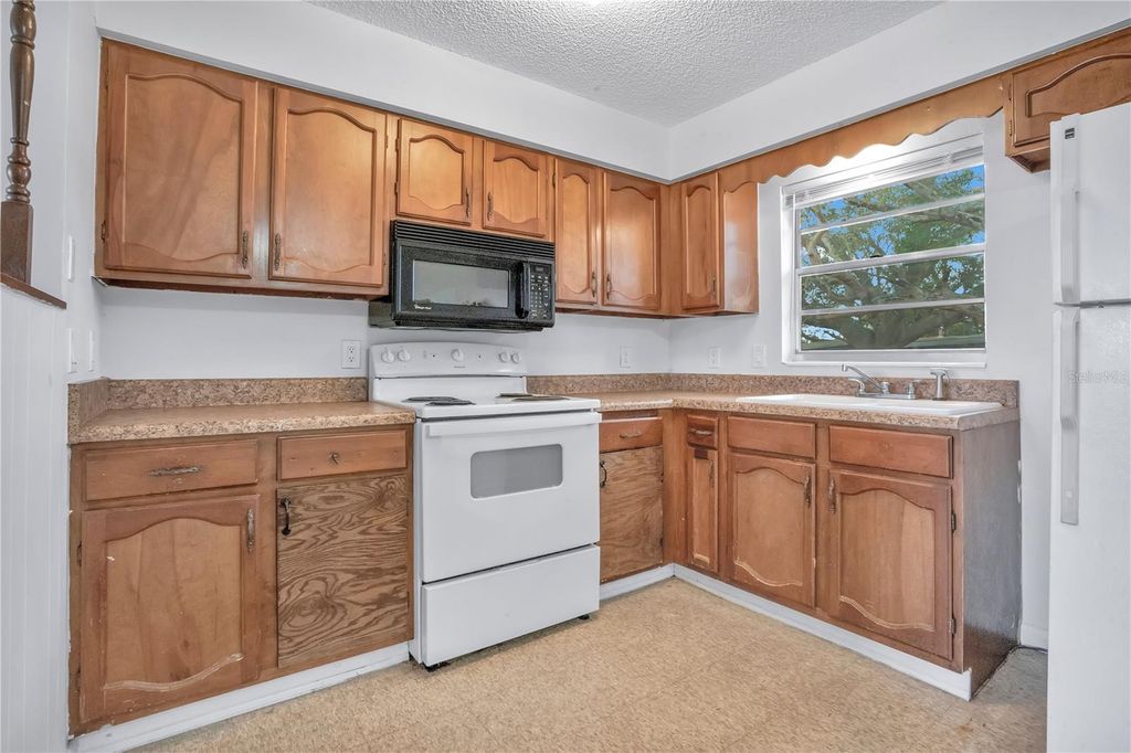 Image 9 of property listing at 1011 LUCERNE DRIVE, Sebring, FL 33870