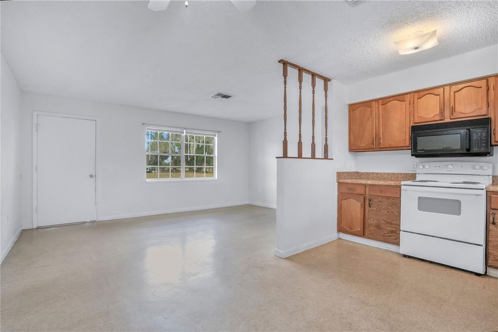 Image 10 of property listing at 1011 LUCERNE DRIVE, Sebring, FL 33870