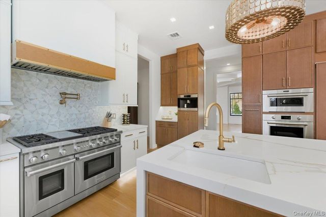 26 Saint Andrews Court, Old Westbury, NY 11568