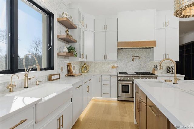 26 Saint Andrews Court, Old Westbury, NY 11568