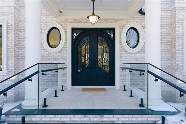 26 Saint Andrews Court, Old Westbury, NY 11568