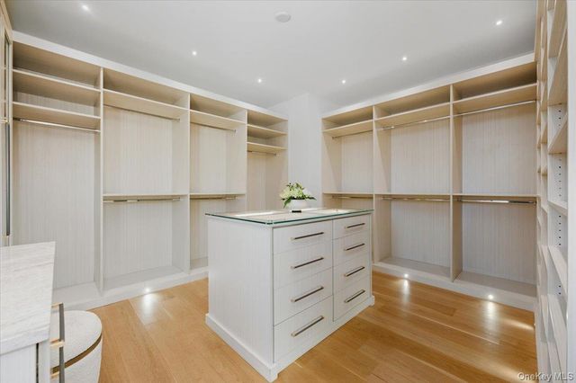 26 Saint Andrews Court, Old Westbury, NY 11568