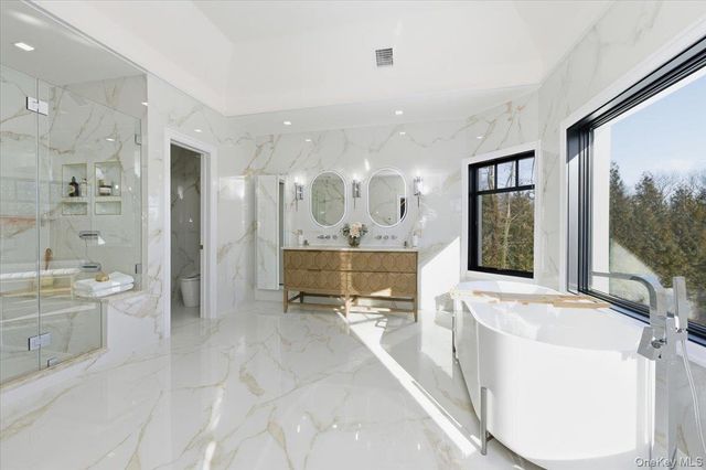 26 Saint Andrews Court, Old Westbury, NY 11568